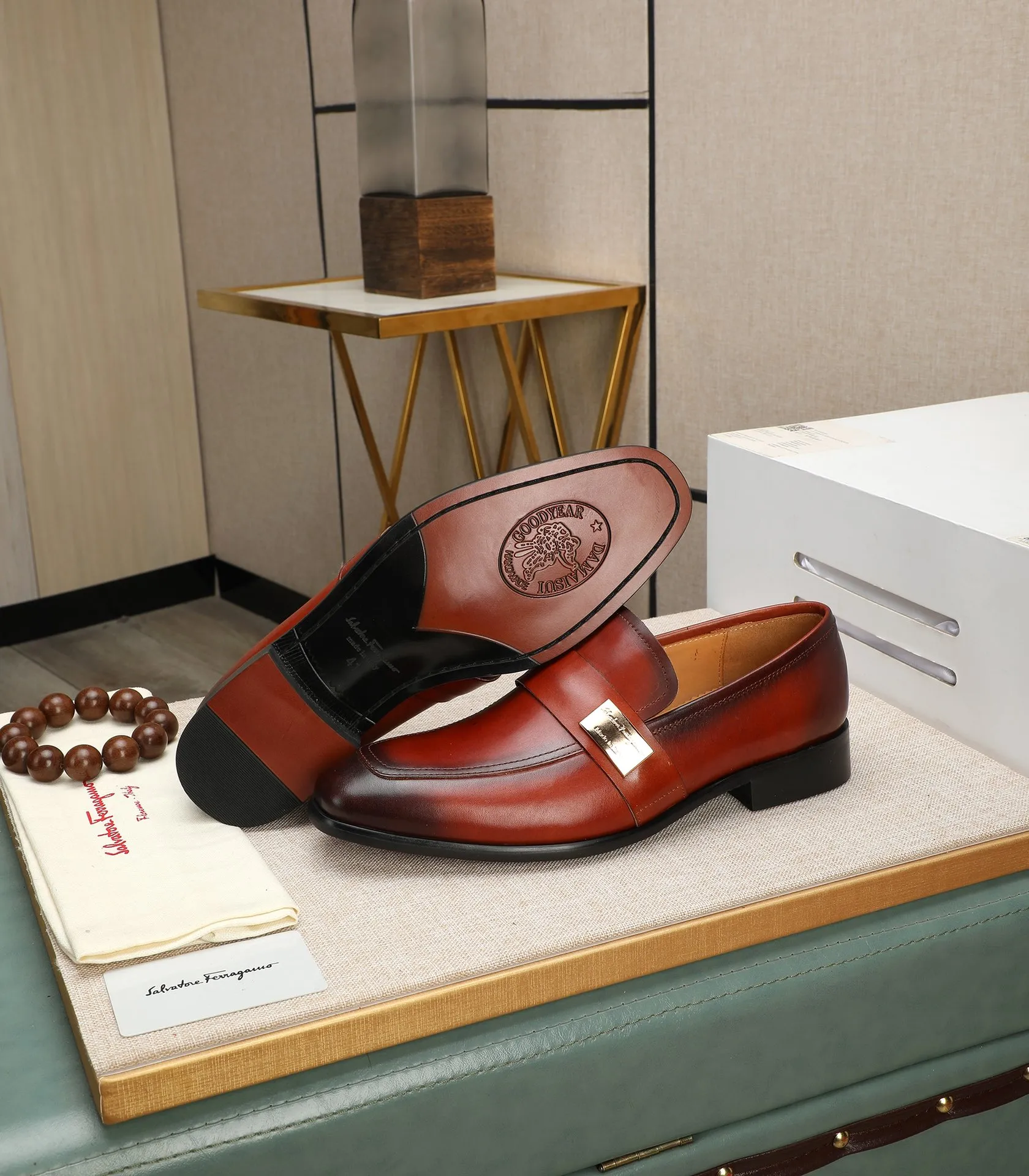 Men's shoes 💰540📛📛(water-dyed cowhide) Salvatore Ferragamo high-end (Salvatore Ferragamo) is the world's top luxury footwear brand. It comes from the fashion kingdom of Italy and is famous all over the world for its traditional handmade design and novel styles...🚶🏻🚶🏻New suit shoes are available simultaneously at the counter. This model is purely handmade. The fabric is imported from Italy's original first-layer cowhide. Soft water-dyed cowhide lining. Original authentic outsole🌀🌀Size: 38➖44 (45 customized)